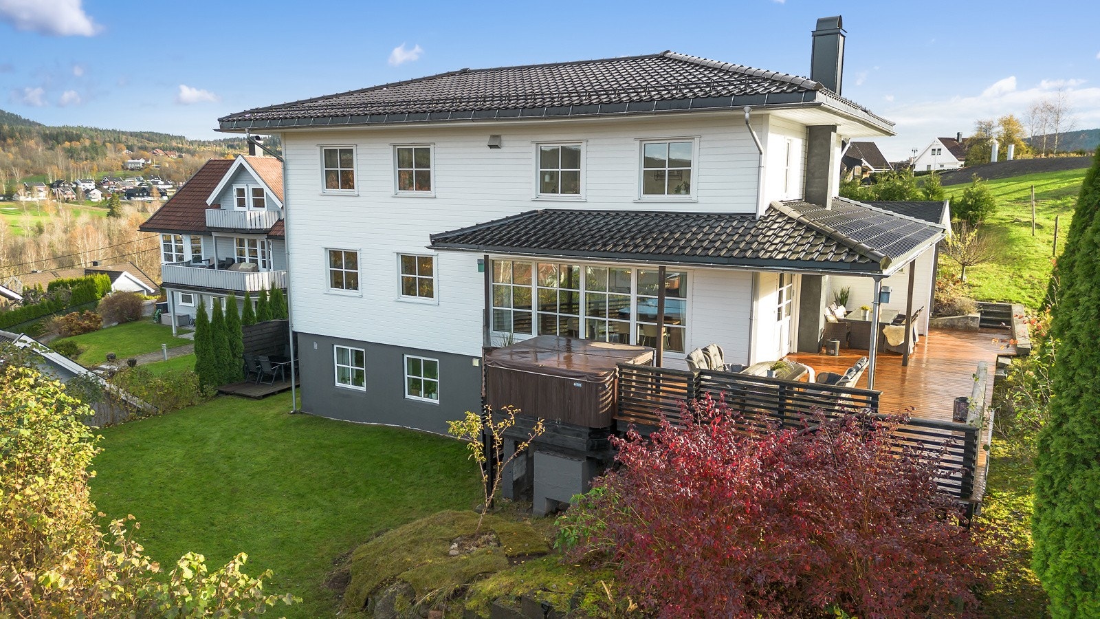 Det opprinnelige huset ble oppført i 1966 over 2 plan, senere ble huset påbygd/ombygd i 2013 med øverste etasje m.m. og samtidig betydelig oppgradert og påkostet med gjennomående moderne standard. Galleribilde