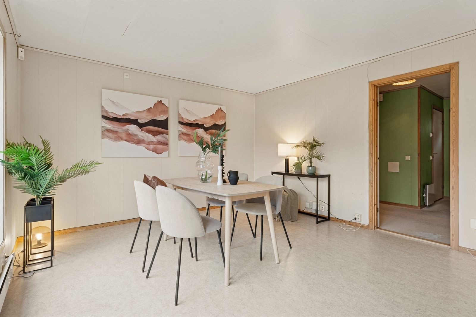 Spiseplass med romslig areal tilpasset sosialt samvær. Galleribilde