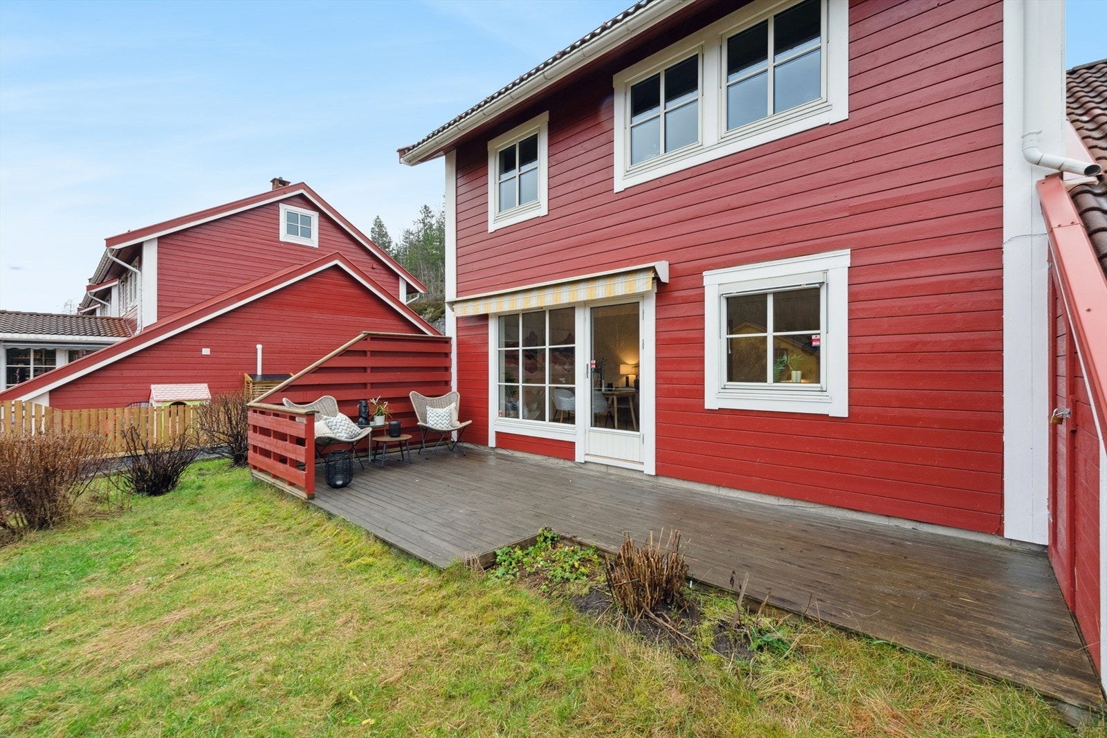 Fra stuen har du direkte utgang til en terrasseplatting på ca. 20 m². Galleribilde