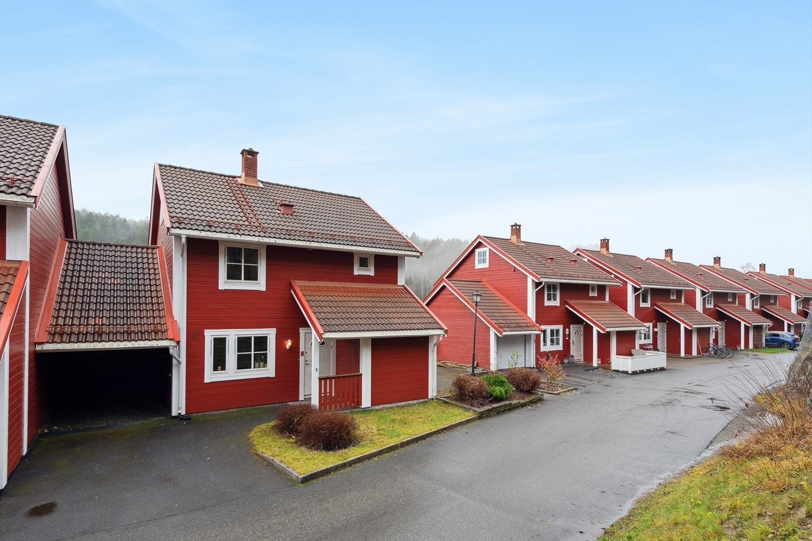 Tærud Terrasse 11 presentert av Line B. Lundevik i DNB Eiendom. Boligen har parkering i tilknyttet carport og praktisk lagringsplass i en utvendig bod på ca. 5 m² ved inngangspartiet. Galleribilde