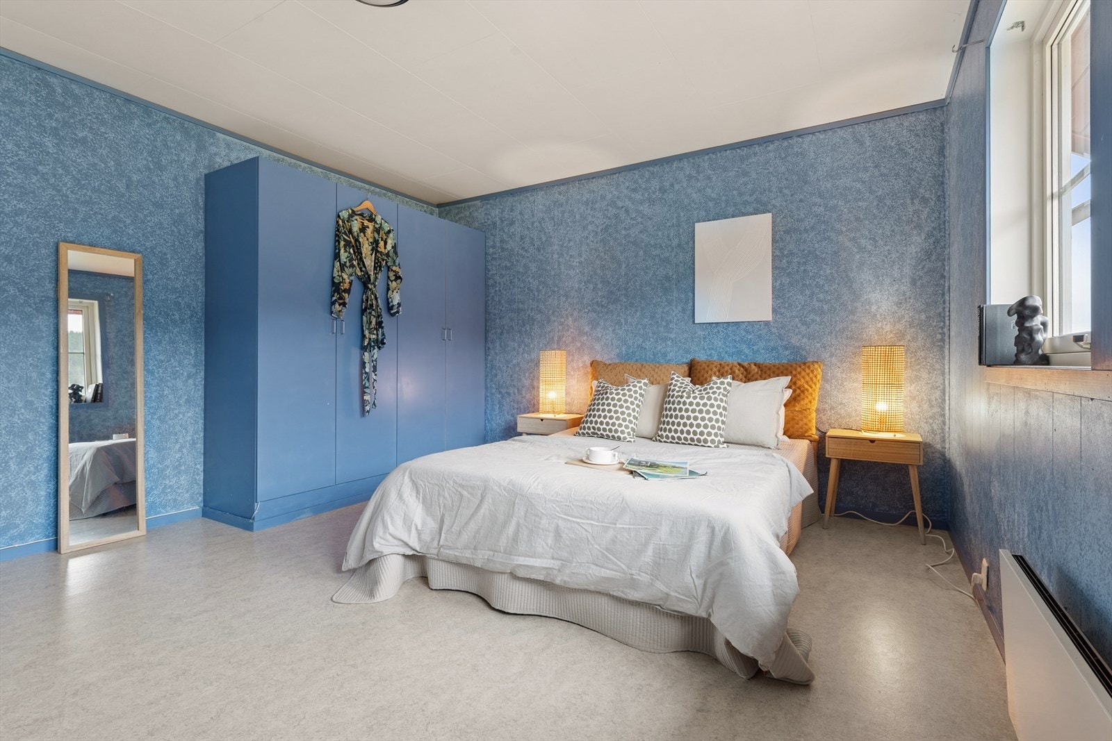 Garderobeskap gir god oppbevaringsplass og effektiv organisering. Galleribilde