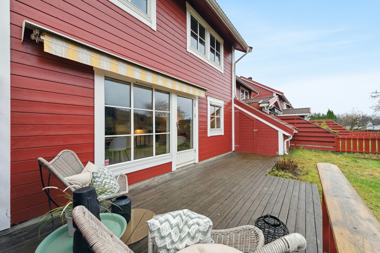 Terrassen er utstyrt med manuell markise. Galleribilde