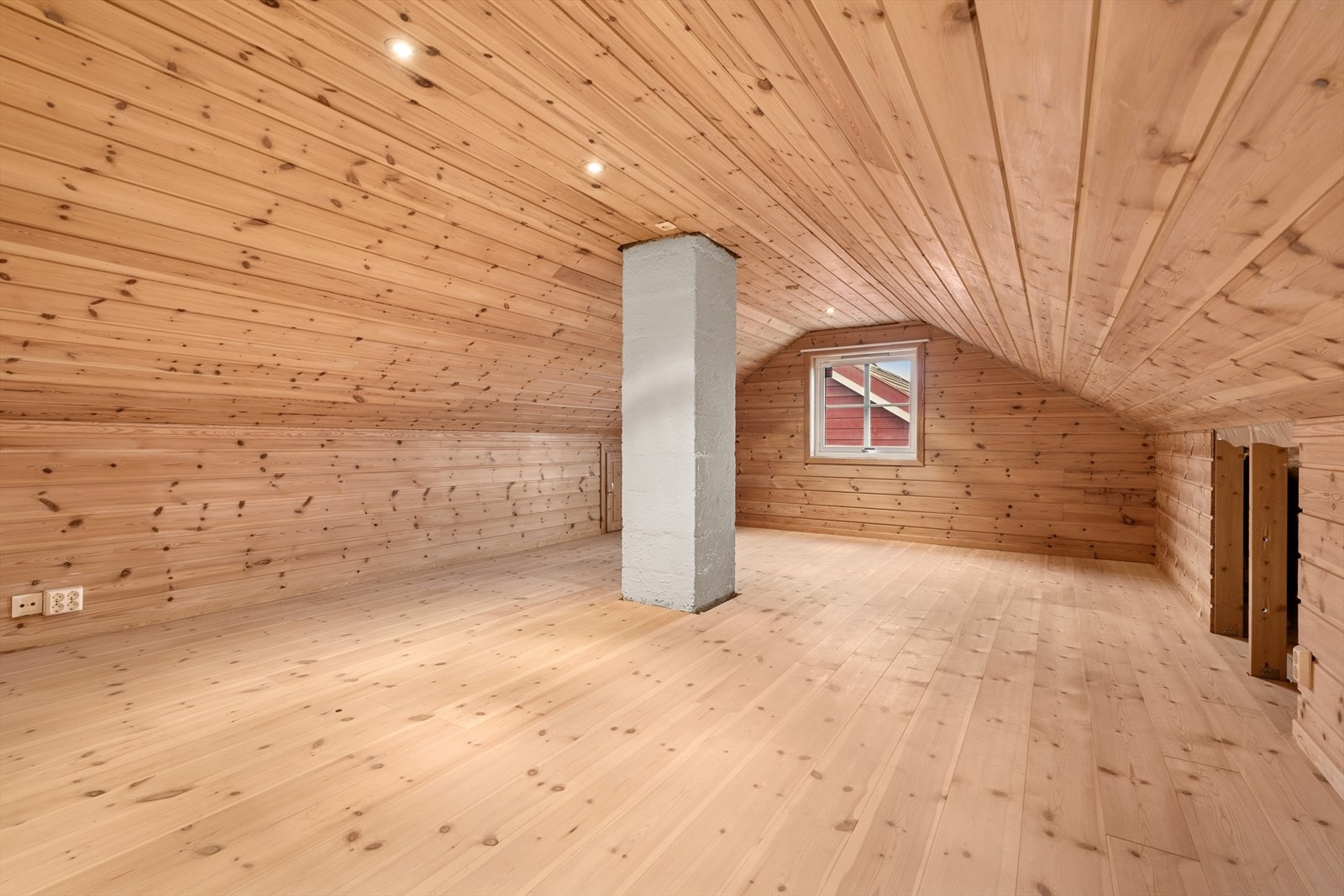 Uinnredet loft utmerket for lagring. Galleribilde