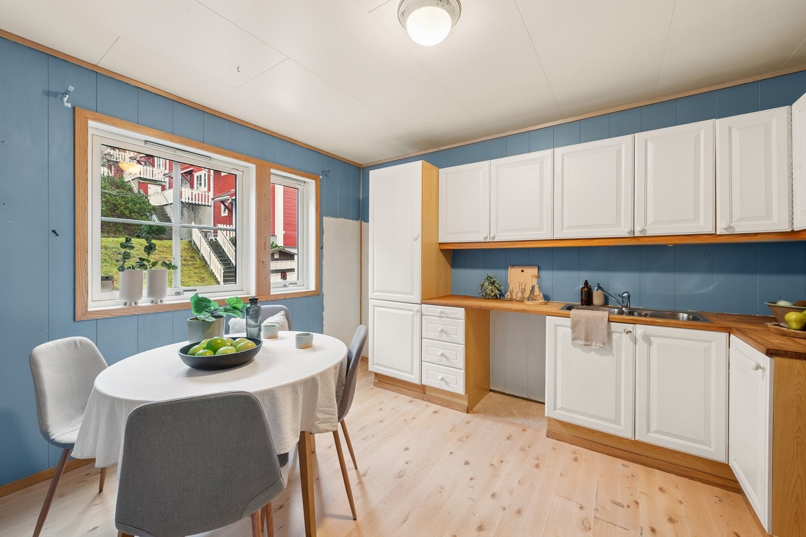 Kjøkkenet ligger adskilt i eget rom med plass til et hyggelig frokostbord. Galleribilde