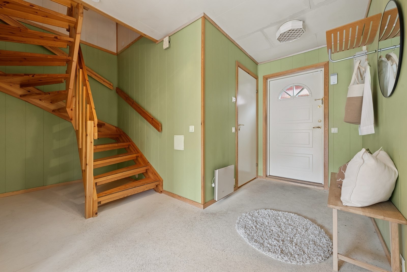 Innvendig trapp i treverk gir enkel adkomst til boligens øvrige etasjer. Galleribilde