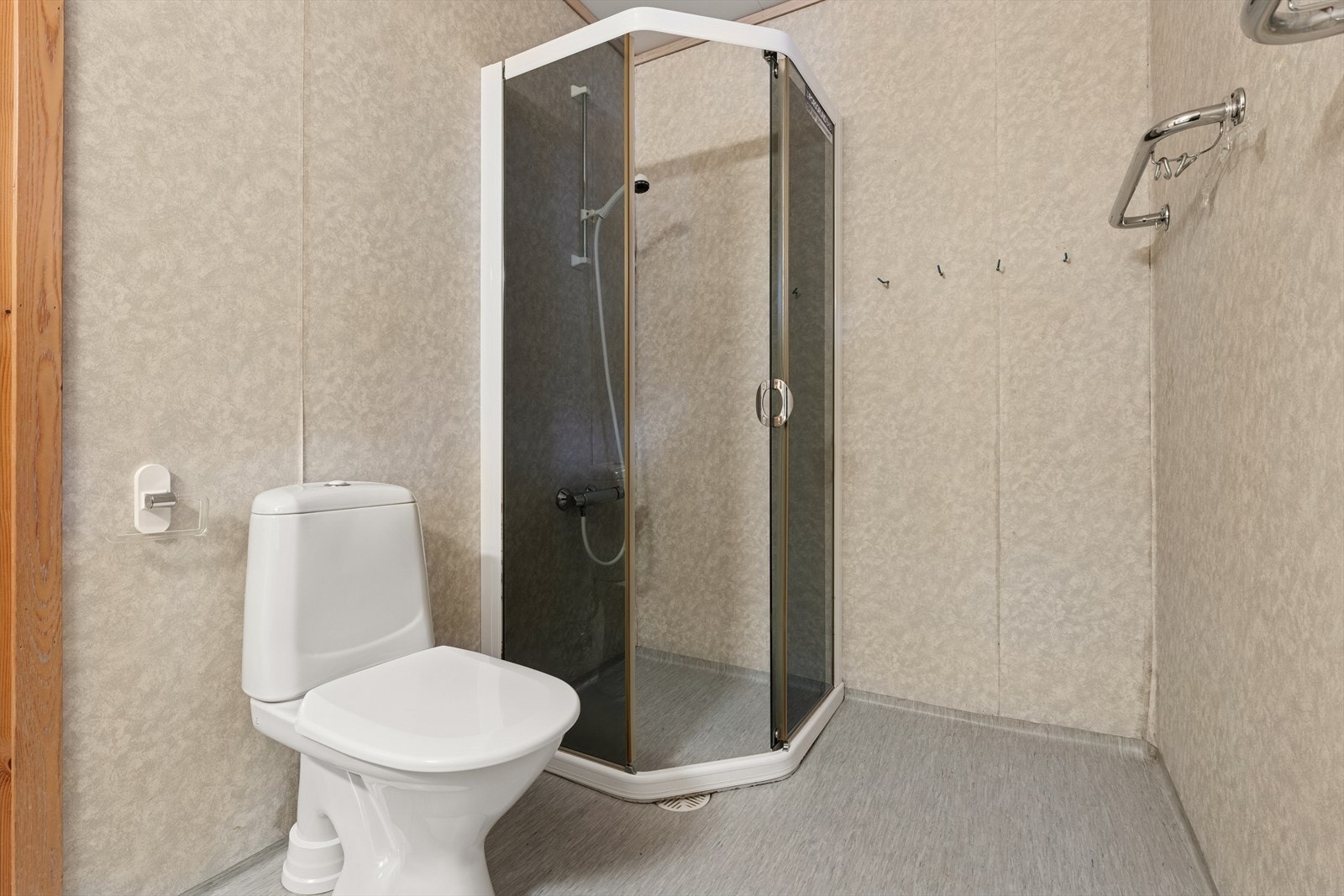 Baderommet i andre etasje har gulvstående toalett, dusjkabinett og en romslig servantinnredning med skap og skuffer. Galleribilde