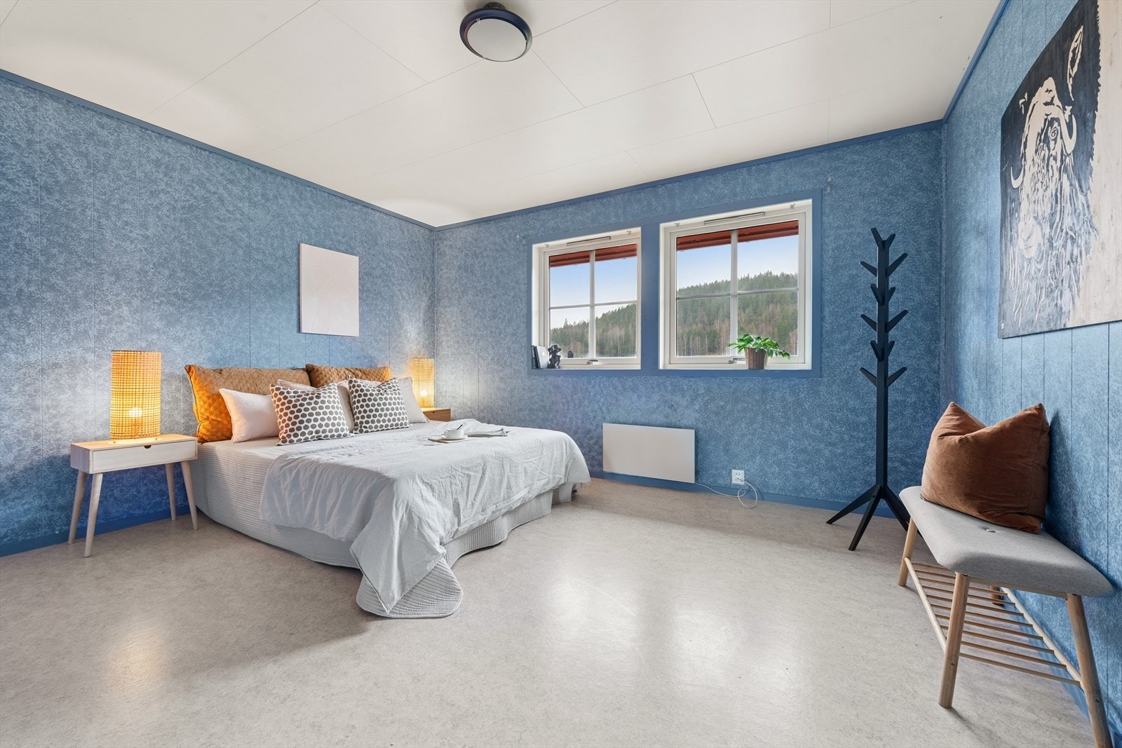 Boligen har tre romslige soverom, alle praktisk plassert på samme etasje - perfekt for en familievennlig løsning. Galleribilde