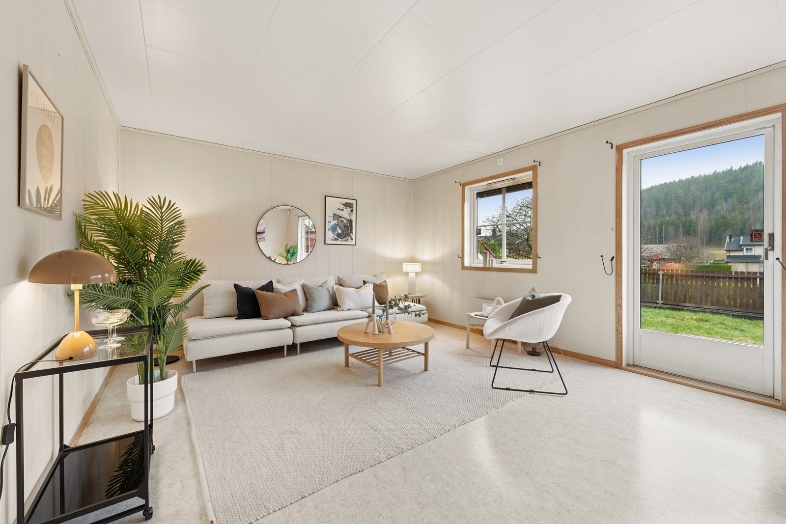 Dette er en innholdsrik enebolig i kjede som strekker seg over tre etasjer, og ligger i et rolig område med ingen gjennomgangstrafikk. Galleribilde