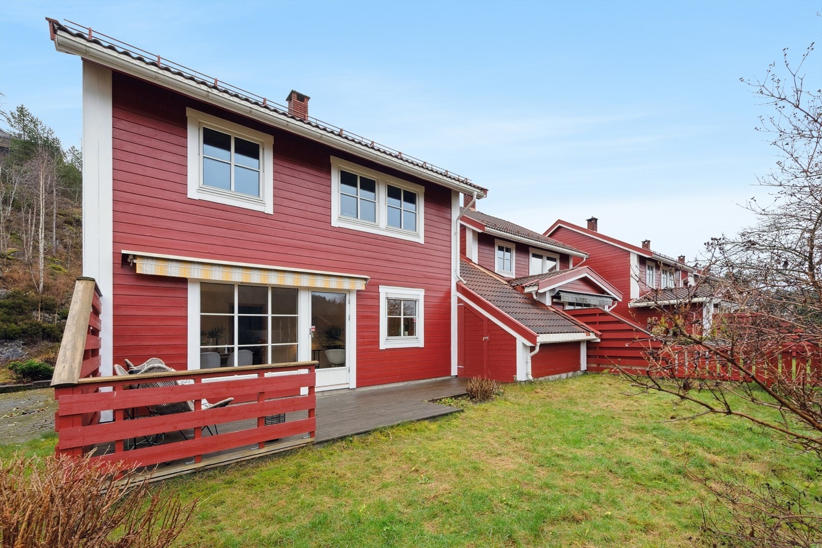 Boligen ligger på enden av rekken og har utgang til terrasse og hageflekk. Galleribilde