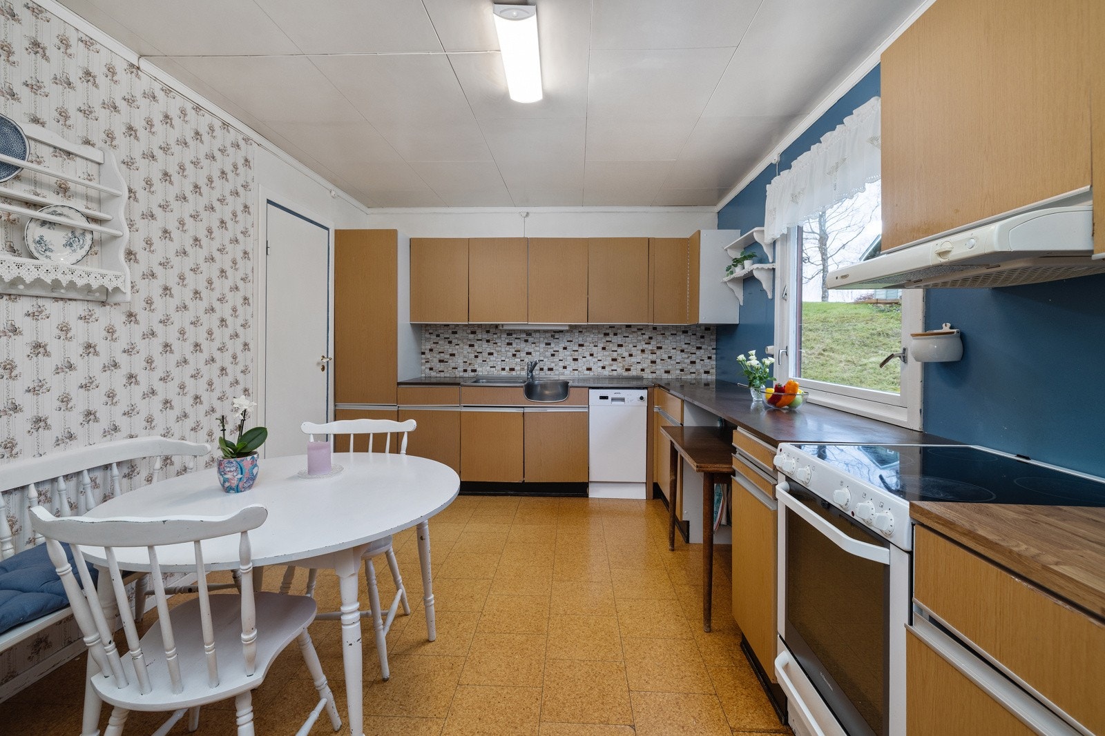 Stort kjøkken med original kjøkkeninnredning fra 1970-tallet. God plass til kjøkkengruppe på kjøkkenet. Galleribilde