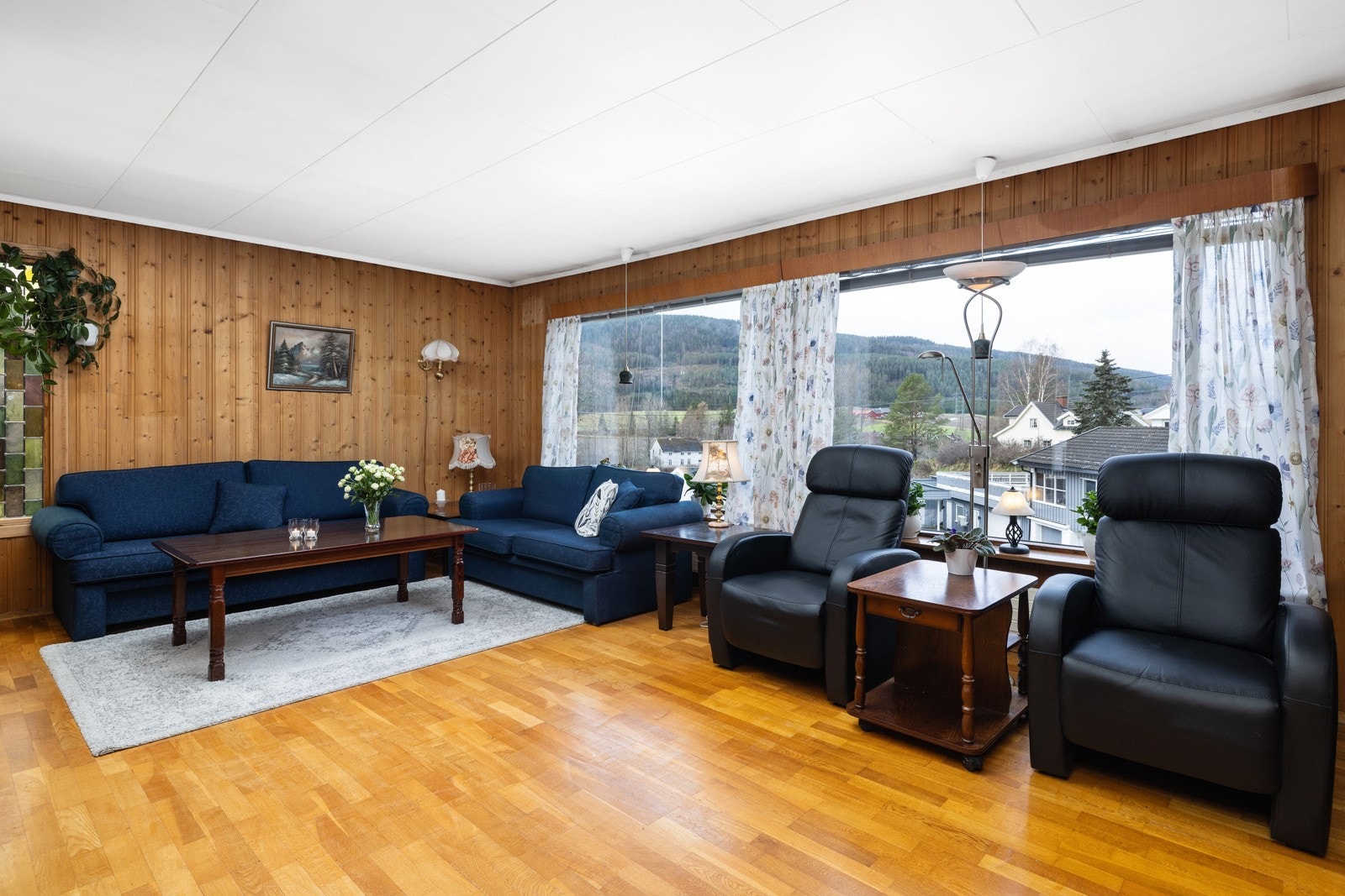 Stor stue med god plass til sofasalong, spisestue og øvrig stuemøblement. Galleribilde