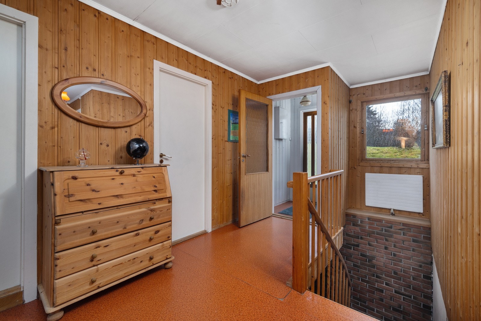 Gangen i første etasje har direkte utgang til markterrassen og hagen. Galleribilde