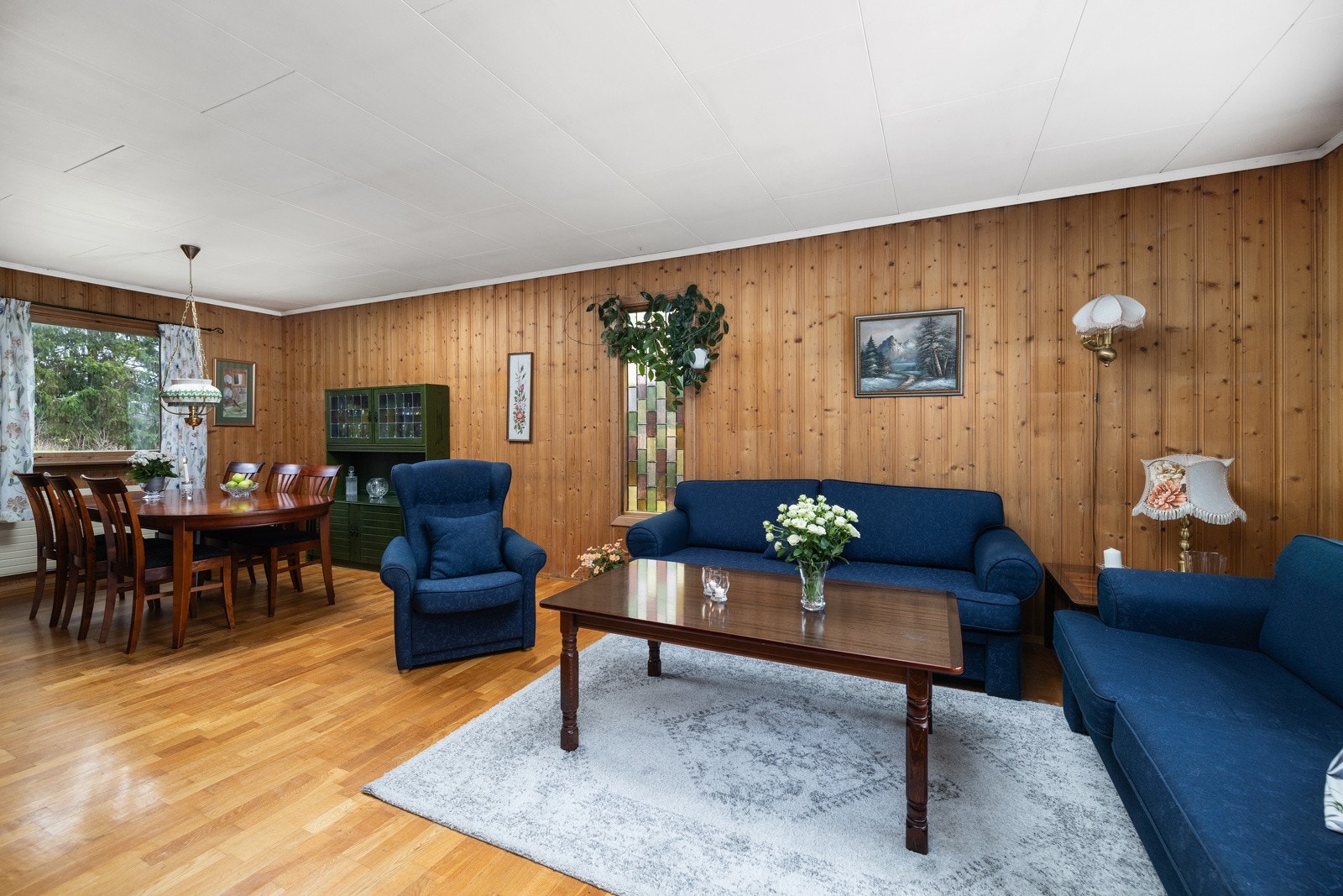 Den gjennomgående planløsningen og de store vindusflatene gir rikelig med naturlig lys og skaper en god romfølelse. Galleribilde