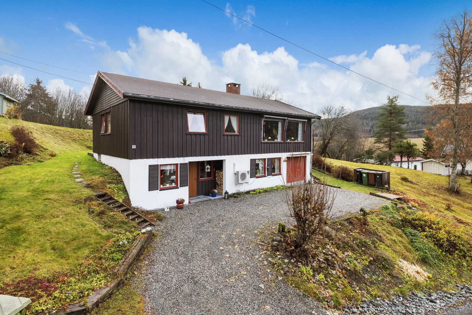 Gode parkeringsmuligheter på gruset gårdsplass. Enkeltgarasje tilknyttet boligen. Galleribilde