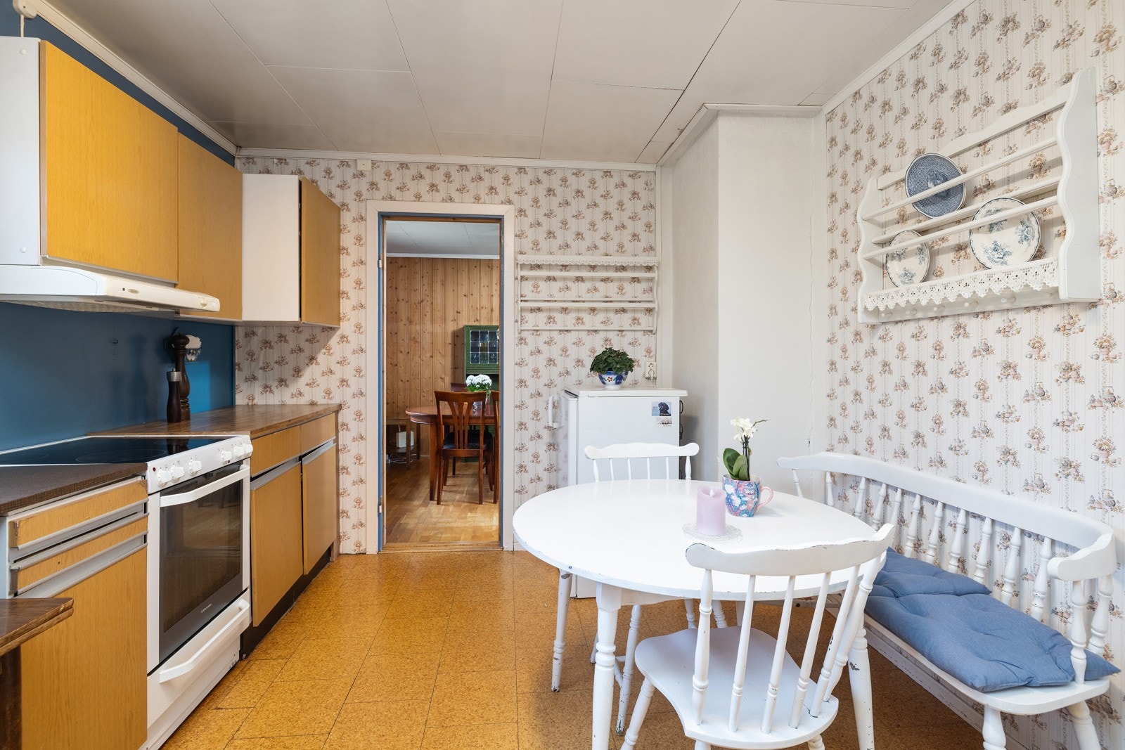 Direkte adkomst til kjøkken fra spisestue og gang. Galleribilde