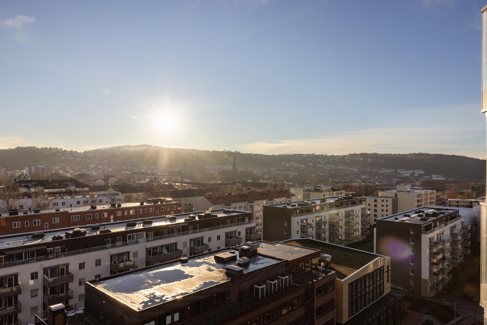 Solen kommer på balkongen fra ca. kl. 10.30 og blir til 15.00-tiden om sommeren. Galleribilde
