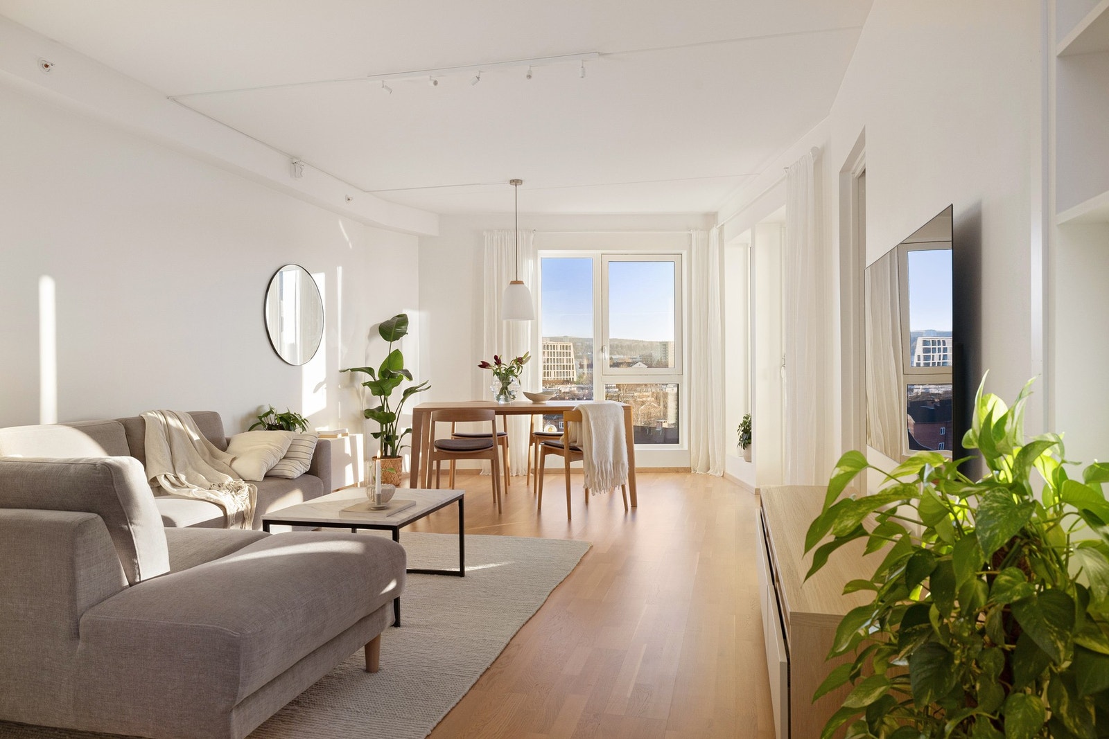 Stor og tiltalende stue med plass til sittegruppe og spiseplass. Galleribilde