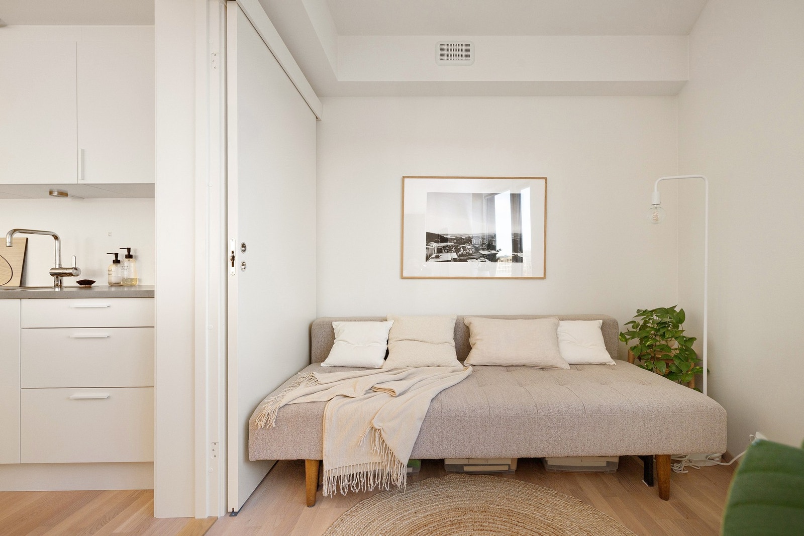 Leilighetens andre soverom har inngang fra kjøkkenet og fungerer i dag som er gjesterom og kontor. Galleribilde