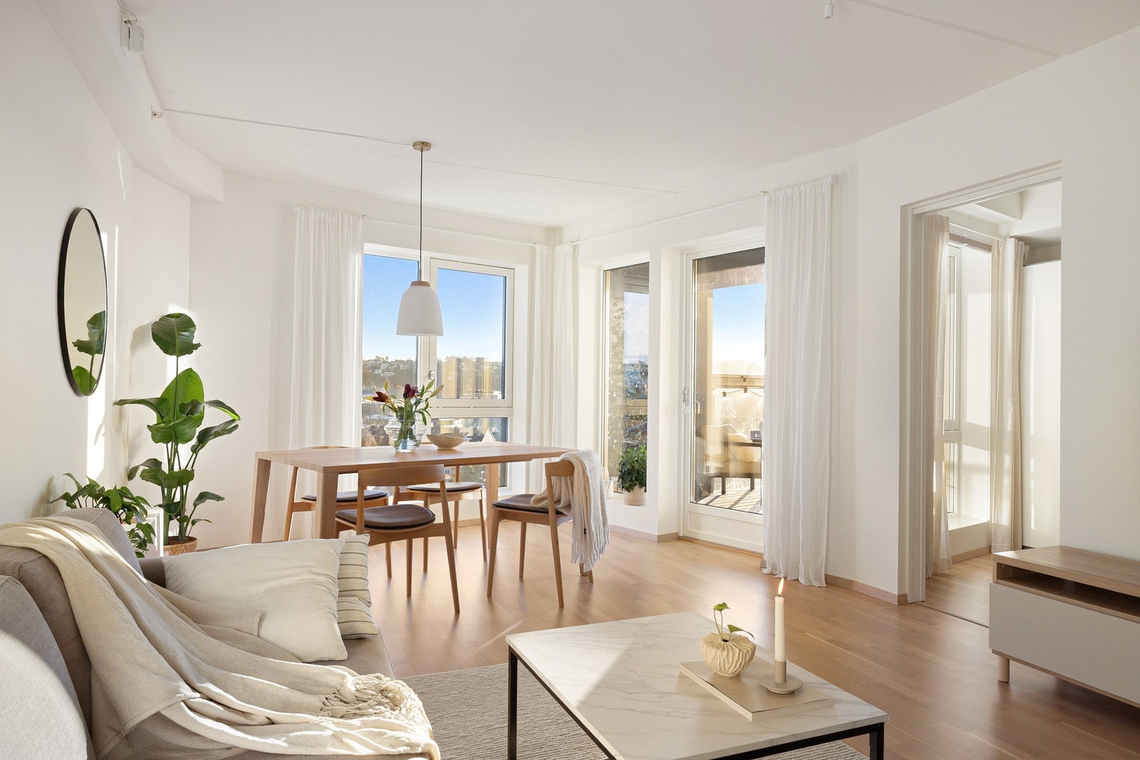 Dette er en lys og tiltalende 3-roms i 11. etasje med nydelig utsikt og gode lysforhold. Galleribilde