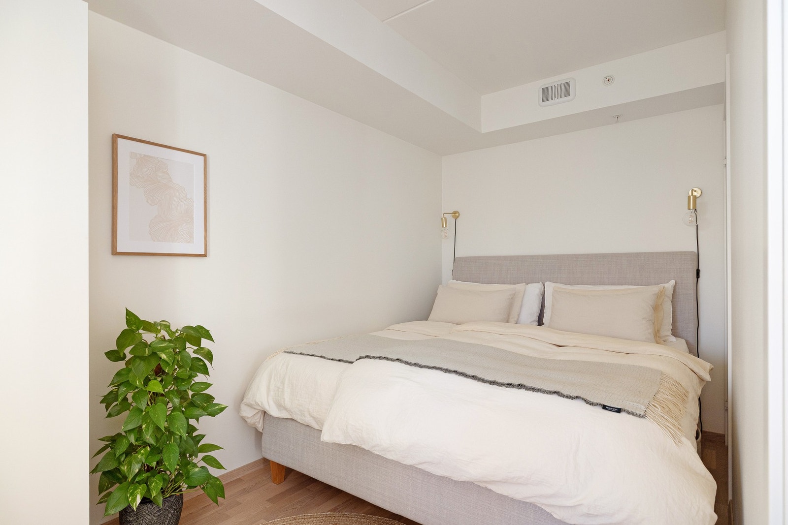 Leilighetens hovedsoverom har inngang fra oppholdsrommet og har plass til stor dobbeltseng og øvrig møblement. Galleribilde