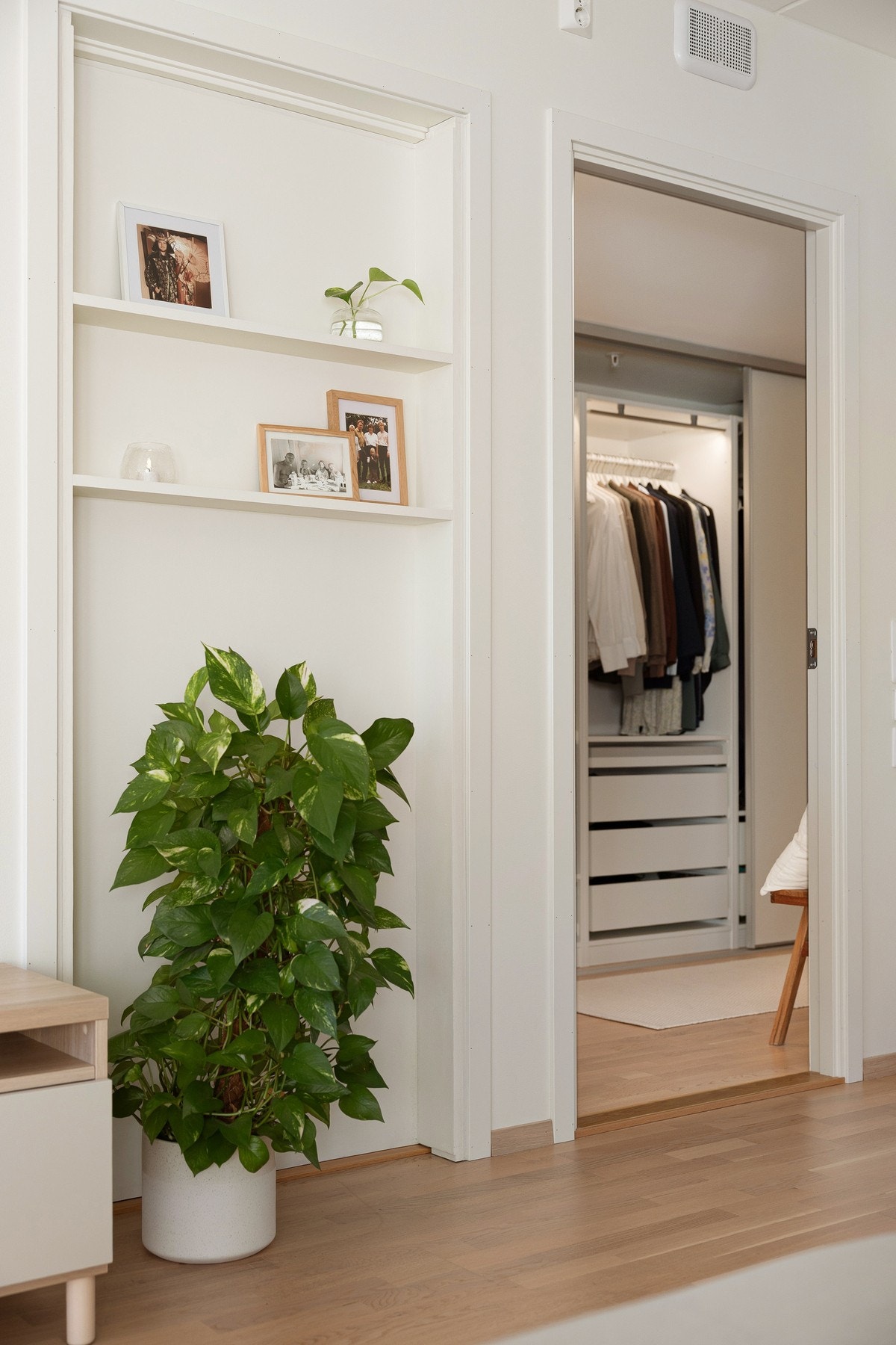 Soverommet har opprinnelig to innganger hvorav den ene lukket og gjort om til en dekorativ hylle. Døren kan åpner igjen av ny eier om ønskelig. Galleribilde