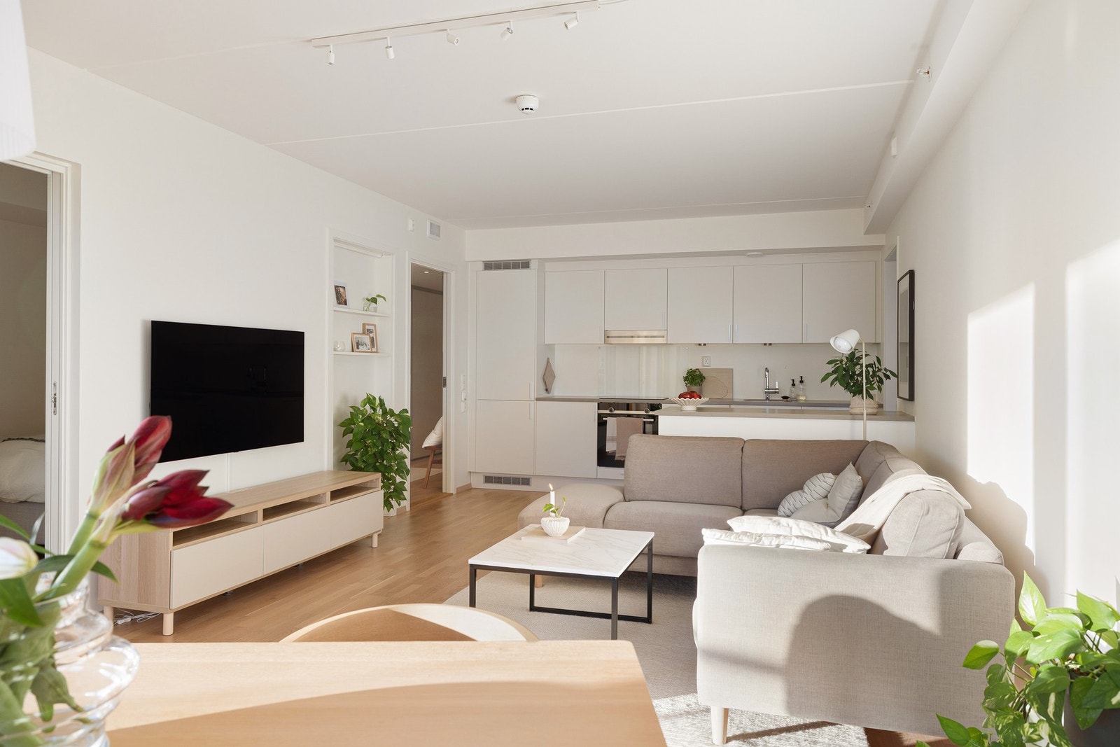 Den åpne løsningen mellom stuen og kjøkkenet er sosial og praktisk. Galleribilde