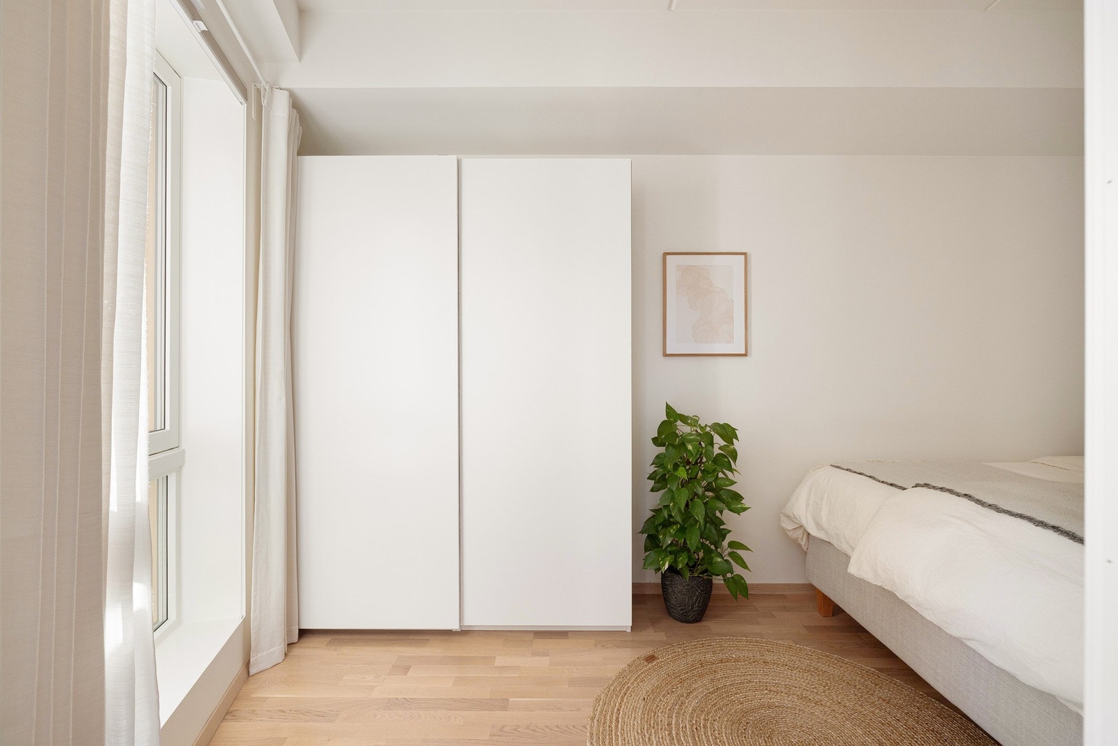 Dobbelt garderobeskap på soverommet gir godt med lagringsplass. Galleribilde