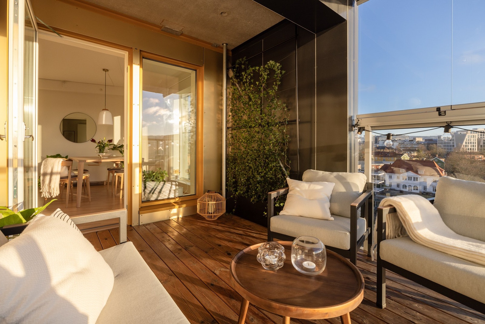 På varme sommerdager blir balkongen en naturlig forlengelse av oppholdsrommet. Galleribilde