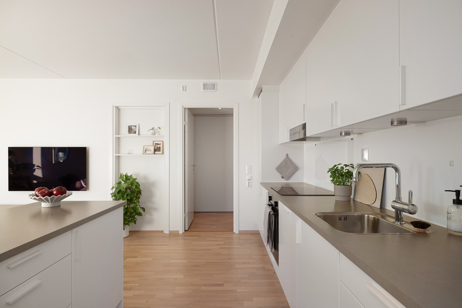 Kjøkkenøyen gir ekstra arbeidsplass og godt med oppbevaringsplass. Galleribilde