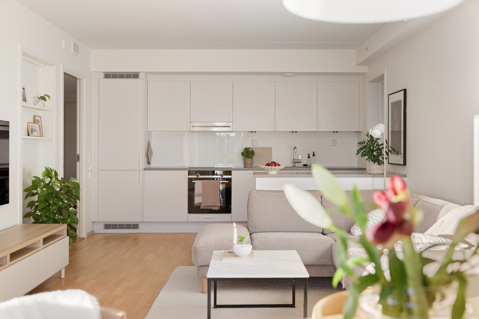 Kjøkkenet glir fint inn i rommet med sitt moderne uttrykk. Galleribilde