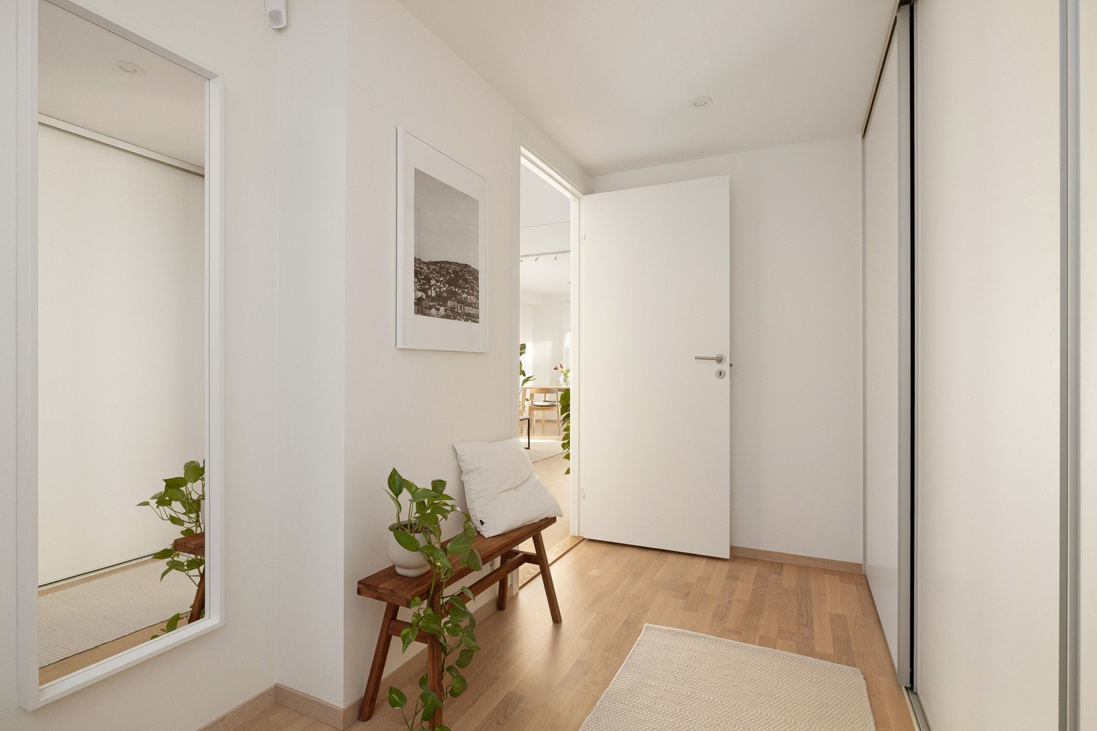 Pen endtre som gir et godt førsteinntrykk av dette hjemmet. Rett utenfor inngangsdøren ligger heisen praktisk plassert. Galleribilde