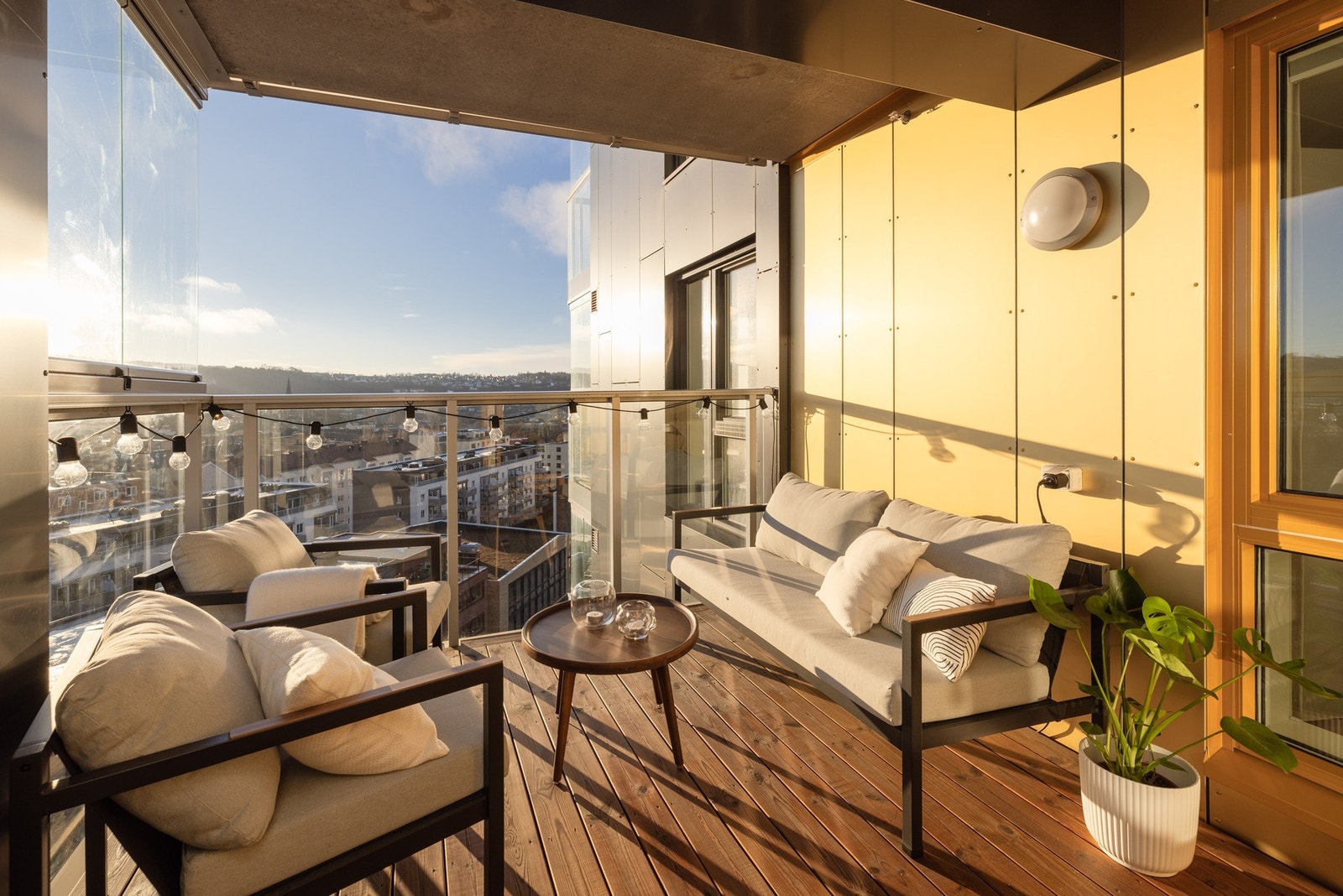 Balkongen er stor med god plass til utemøbler. Galleribilde