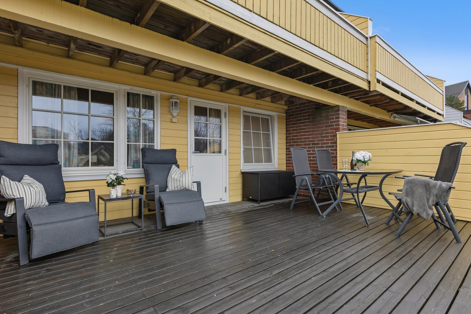 Skjermet, stor og solrik på 28 kvm. terrasse mot sør/vest Galleribilde