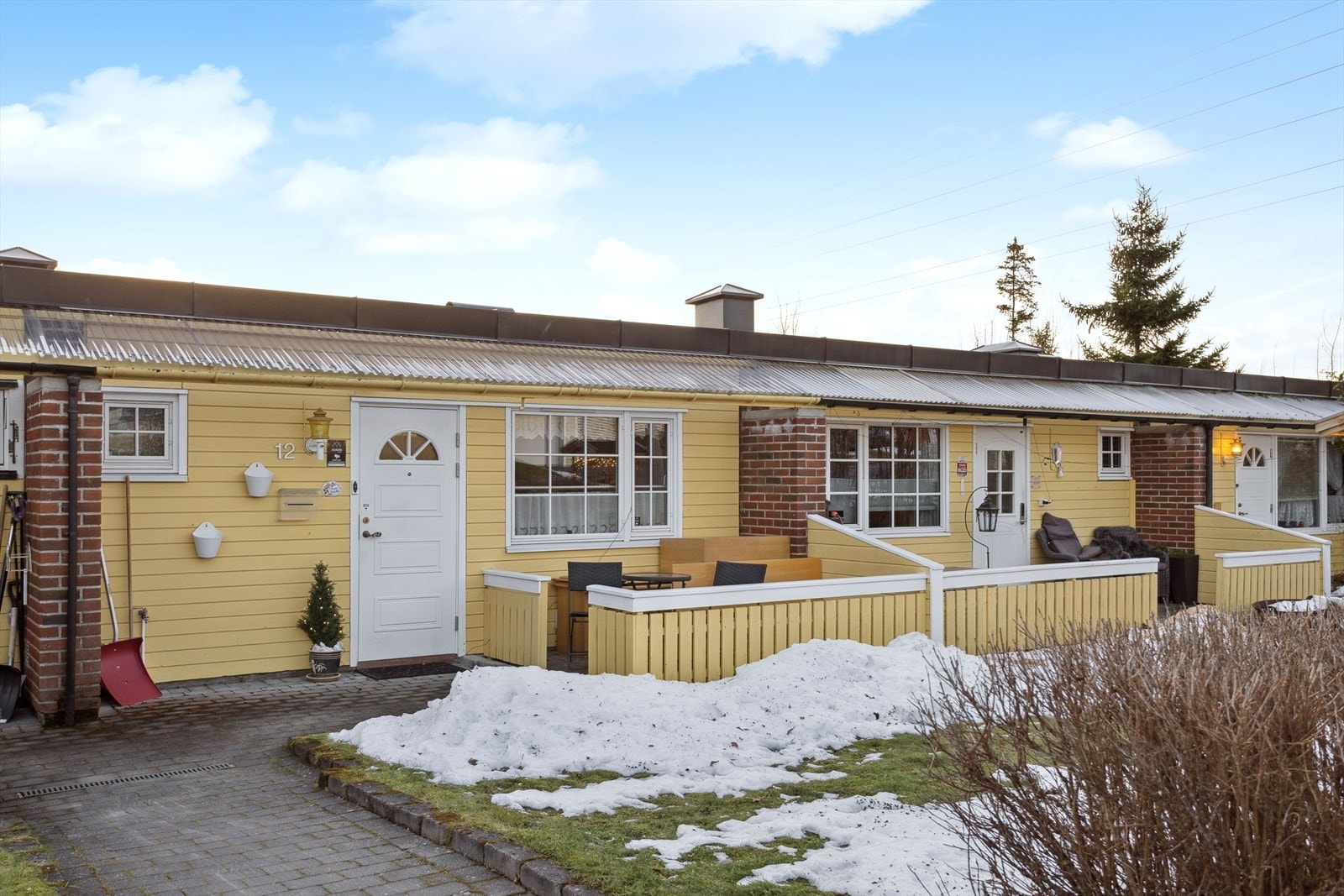 Inngangspartiet har morgensolen, og terrassen her er på sommeren fin som frokostplass. Galleribilde