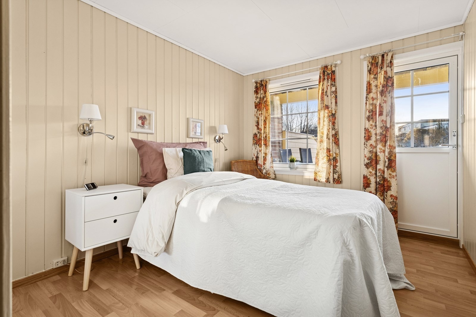 Soverommet har utgang til solrik terrasse Galleribilde