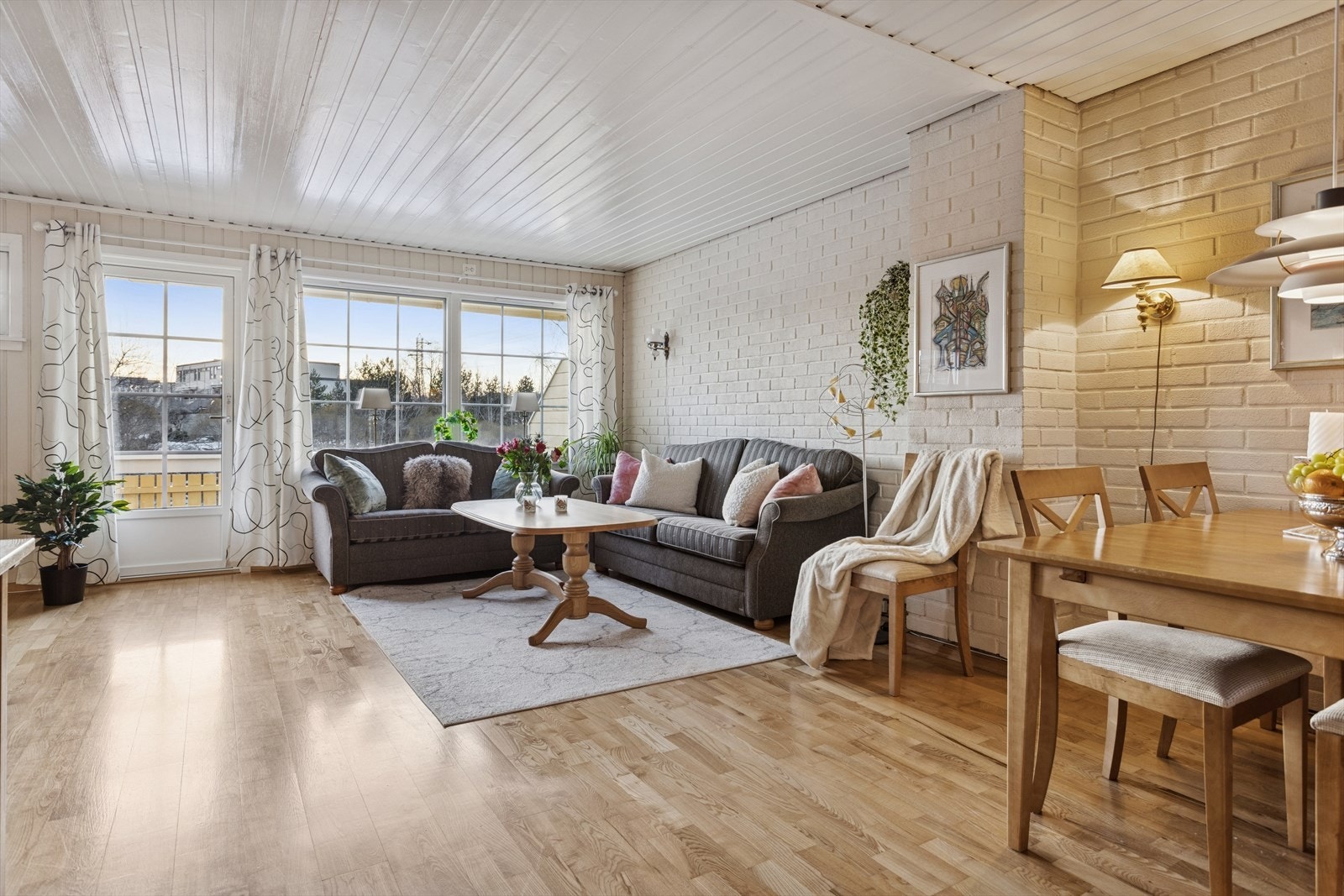 Stuen er på hele 34 kvm og har plass til spisestue og 2 sofagrupper Galleribilde