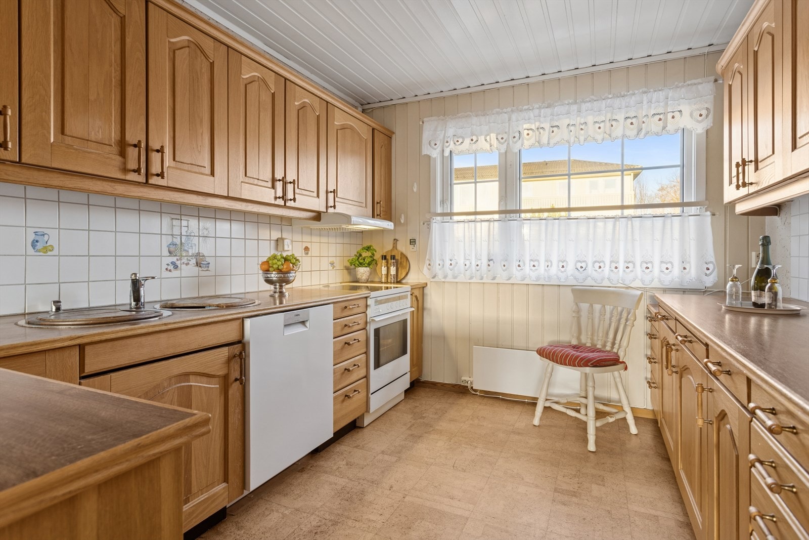 Heltre eik kjøkkeninnredning med meget god skap- og benkeplass Galleribilde