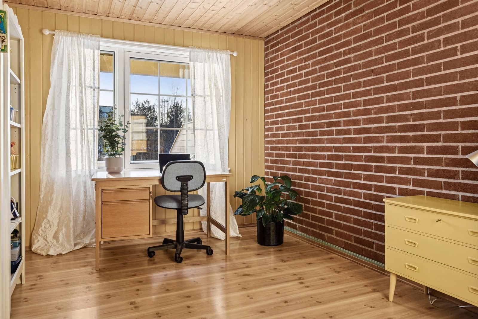 Soverommene er på hele 11 kvm og har gulvvarme. God plass til seng, arbeidspult og garderobeplass. Galleribilde