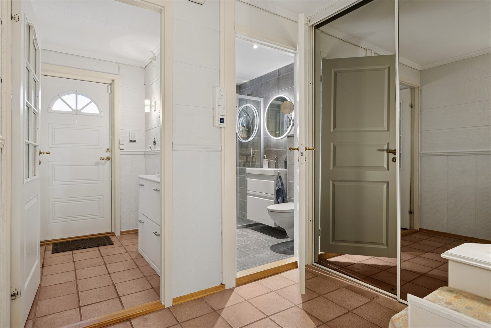 Entré med speil skyvedørsgarderobe. Galleribilde