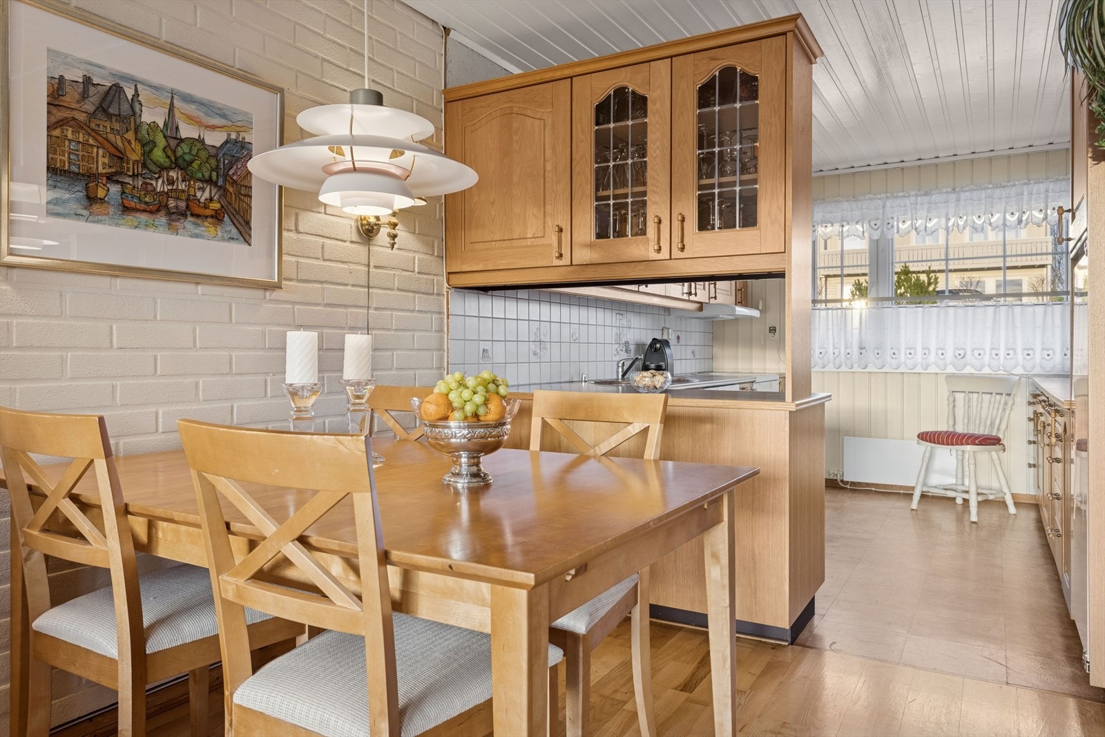 Spisestuen er plassert rett ved kjøkkenet Galleribilde