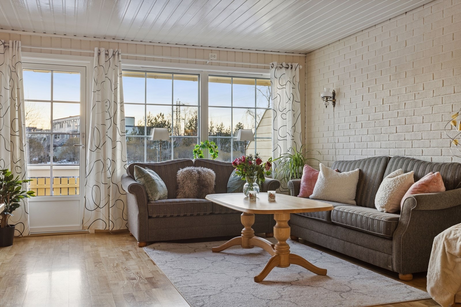 Stue med utgang til solrik og romslig veranda Galleribilde