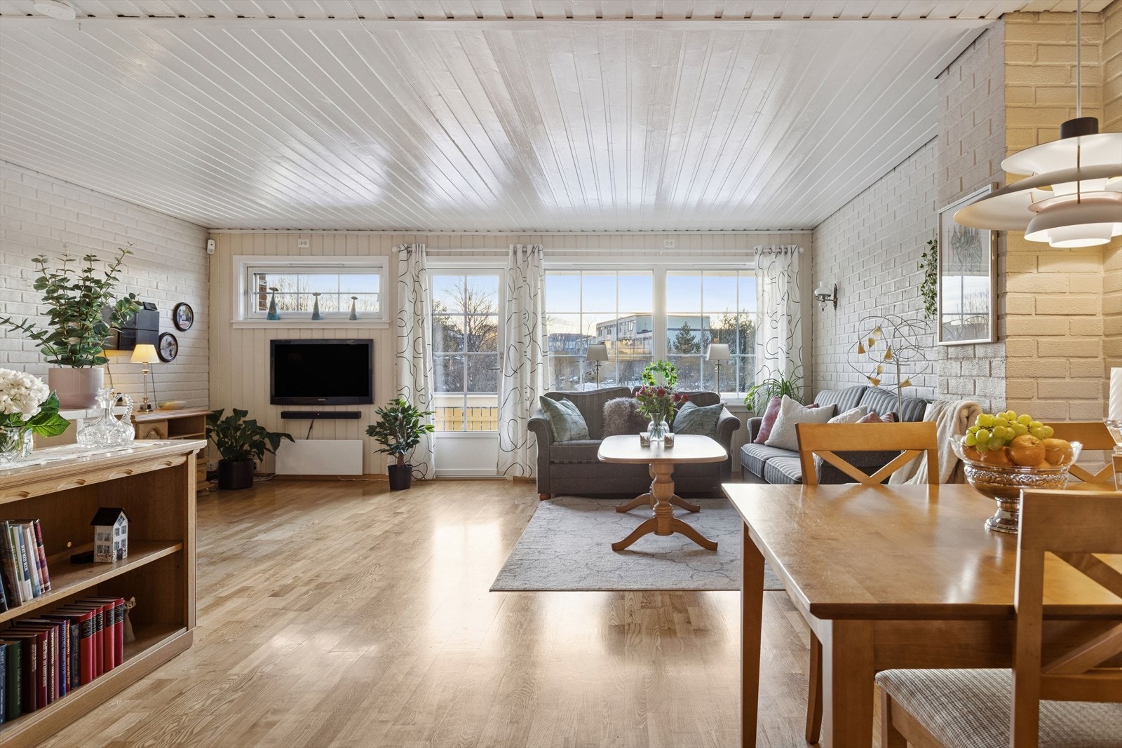 Stuen er på hele 34 kvm og har plass til spisestue og 2 sofagrupper Galleribilde