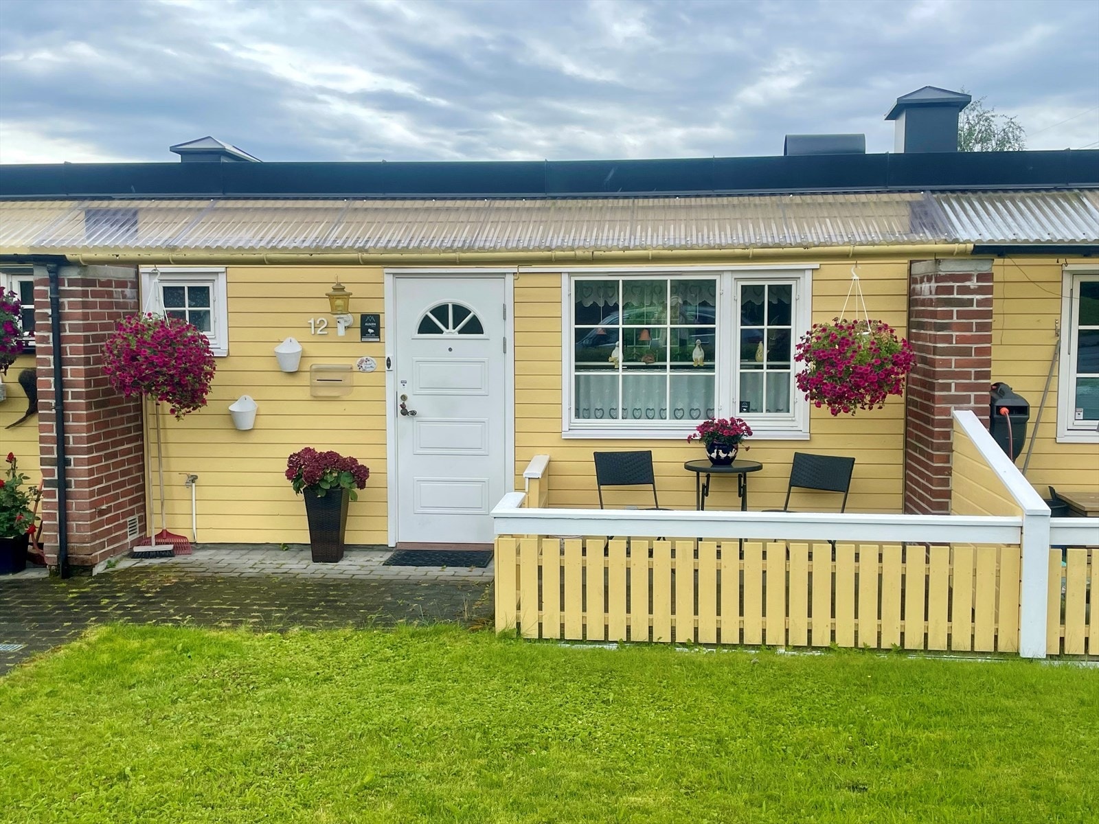 Koselig inngangsparti med morgensolen på sommeren Galleribilde