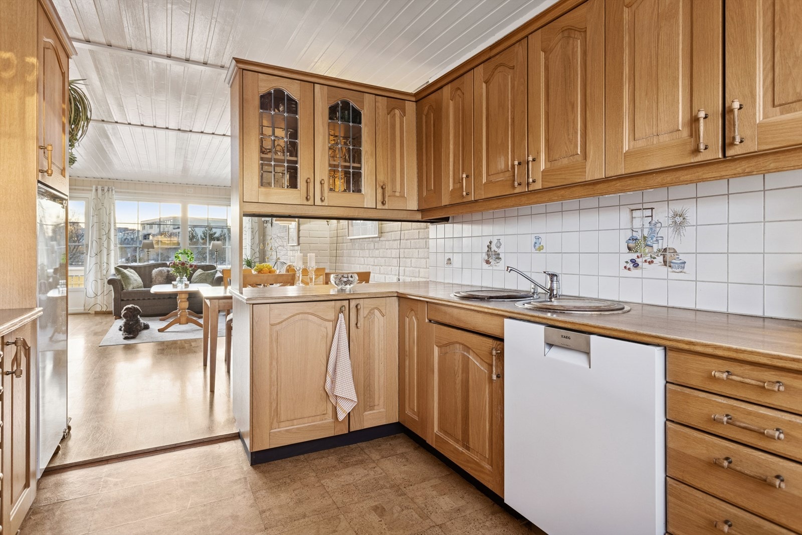 Heltre eik kjøkkeninnredning med meget god skap- og benkeplass Galleribilde