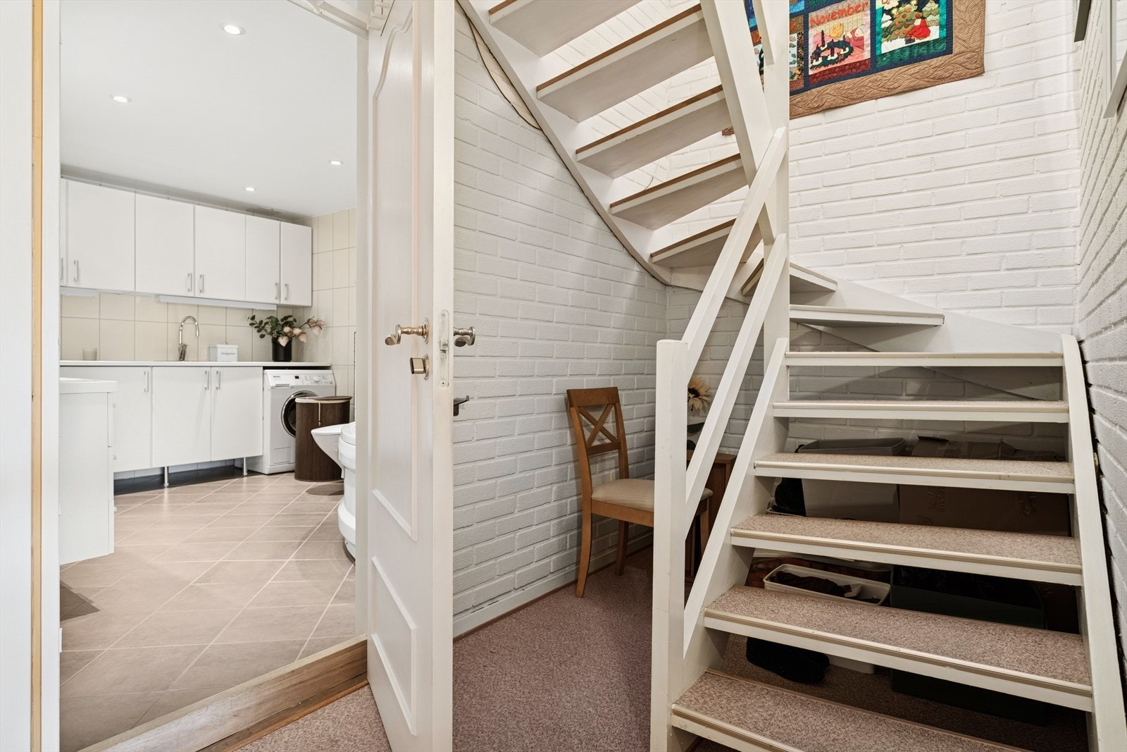 Trapp fra sokkel til 1. etasje. Galleribilde