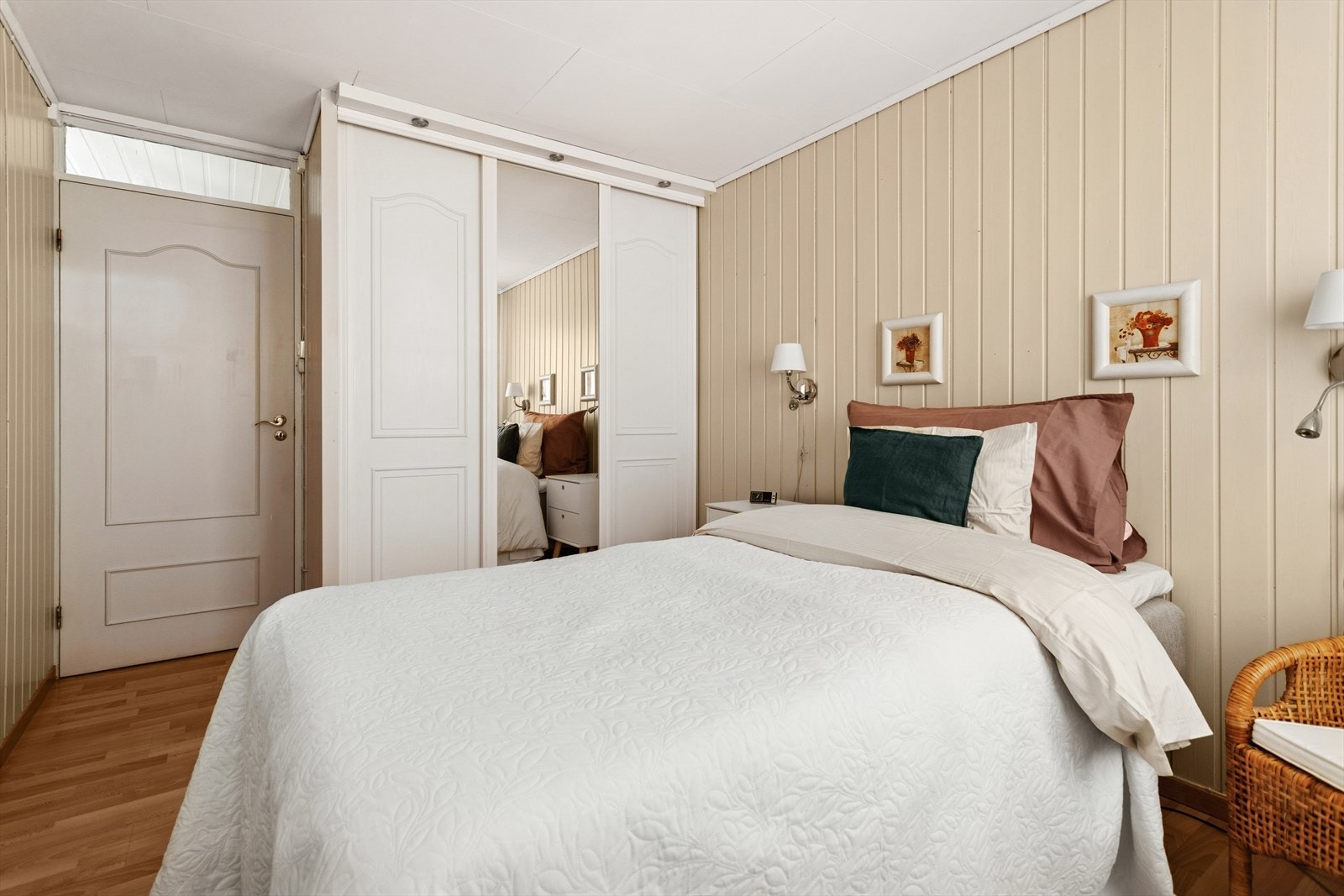 Soverommene er på 11 kvm. hver og har gulvvarme. God plass til både seng, garderobeskap og arbeidspult. Galleribilde