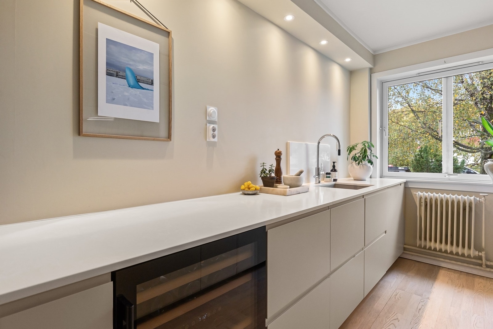 Kjøkkenet er også utstyrt med praktiske løsninger som integrert vinskap. Galleribilde