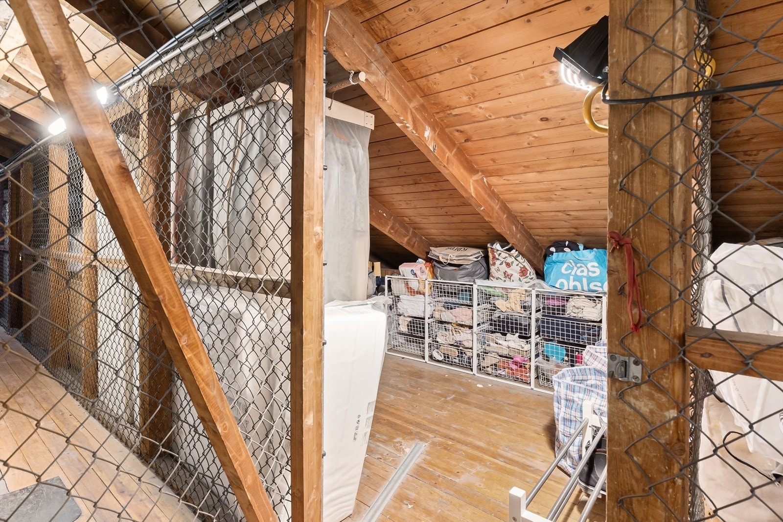 Det medfølger rikelig med lagringsplass i en romslig loftsbod. Galleribilde