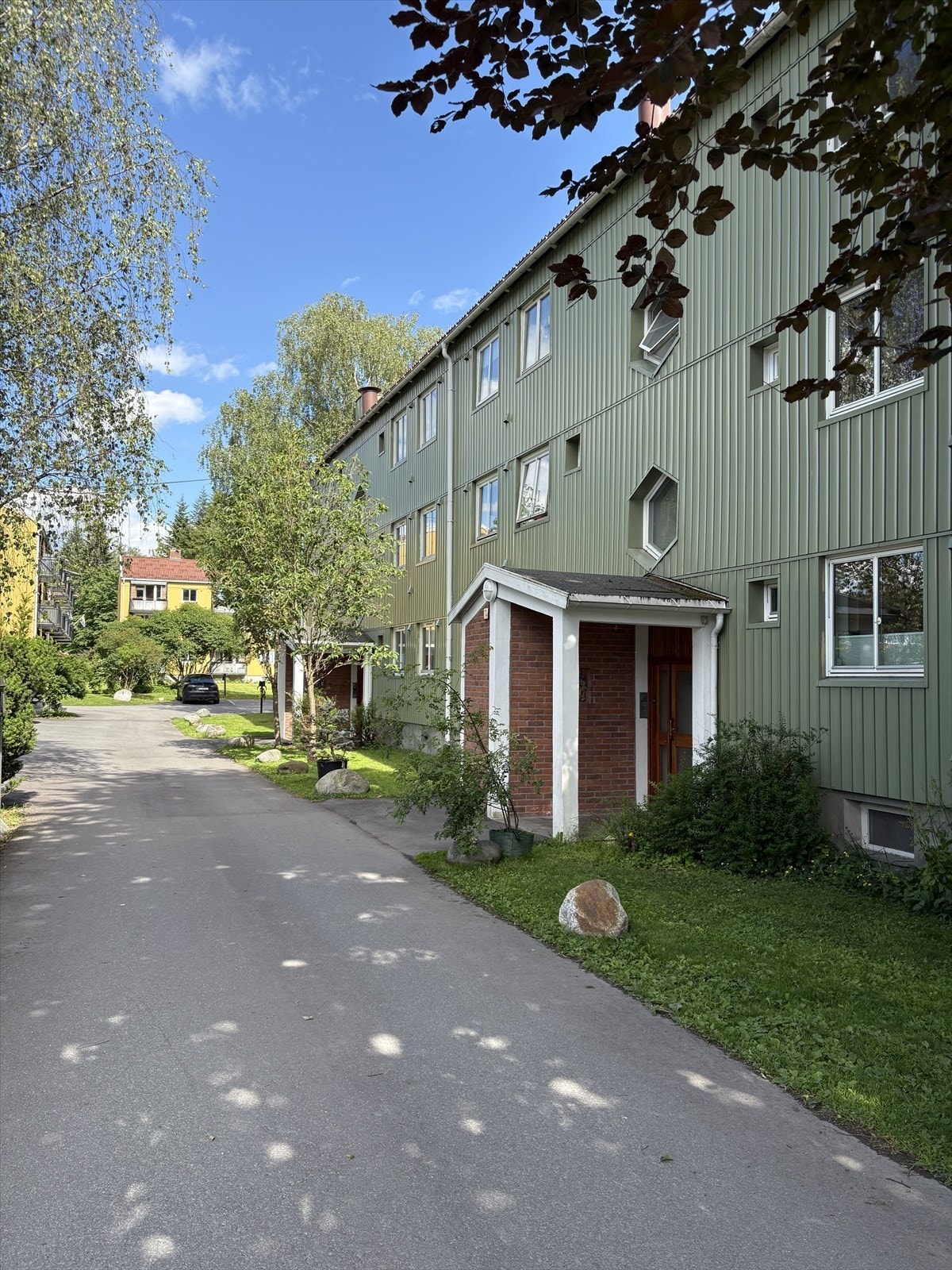 Området er rolig og tilbaketrukket, med interne veier og grøntområder. Galleribilde