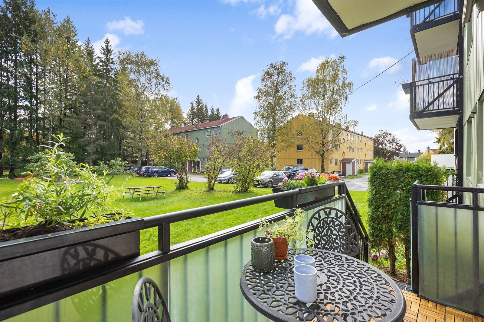 Den direkte utgangen til hagen er ideell for barnefamilier og hundeeiere. Galleribilde